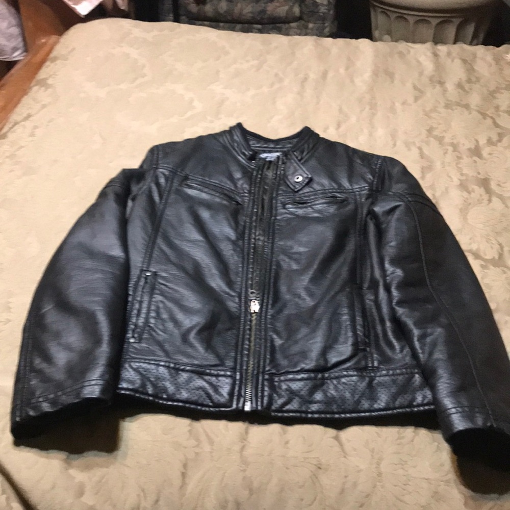 Boys - Black non-leather material, size 16/18